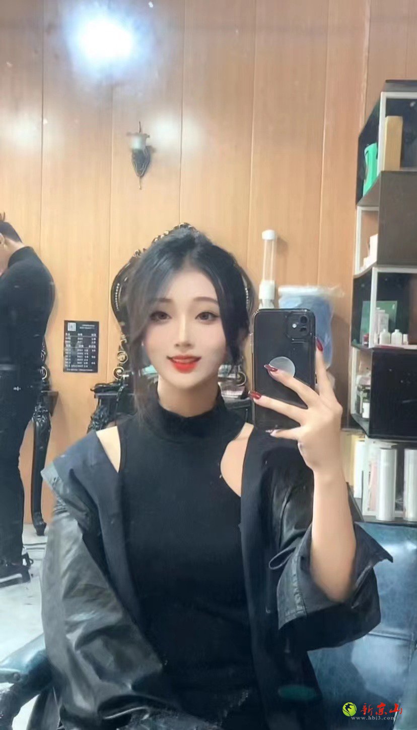 手机和美女.jpg