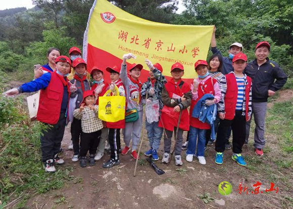 徒步登山捡垃圾   绿色环保伴我行