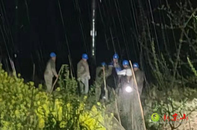 孙桥镇  风雨之夜抢修线路保供电