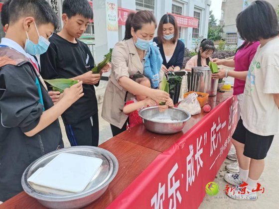 孙桥镇举办包粽子敬老活动迎接端午节